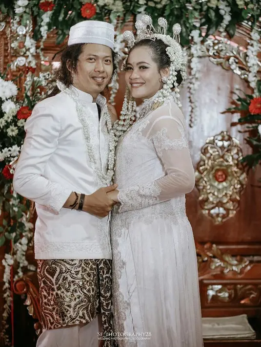 Rafi dan Fitri berpose usai menjalani akad nikah. Beberapa potret kebahagiaan terlihat dalam foto yang dibagikan oleh pemlik akun SF_photography yang mendokumentasikan pernikahan mereka. (Instagram/SF_photography)