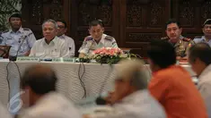 Menhub Ignasius Jonan (kedua kiri) didampingi Menteri PU-Pera, Basuki Hadimuljono melakukan rapat koordinasi dengan sejumlah pihak terkait persiapan angkutan mudik lebaran, di kantor Kemenhub, Jakarta, Selasa (30/6/2015). (Liputan6.com/Faizal Fanani) 