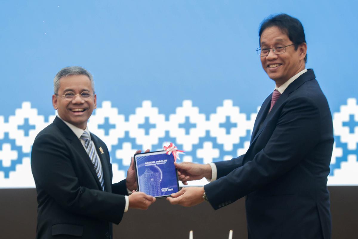 Purbaya Serahkan Memori Jabatan kepada Suahasil