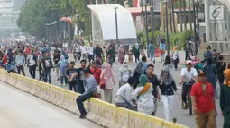 Warga berjalan kaki menuju panggung Jakarta Night Festival di Bundaran HI, Jakarta, Sabtu (22/6/2019). Dishub DKI Jakarta mulai menutup akses jalan menuju Bundaran HI karena adanya malam puncak HUT ke-492 Jakarta. (merdeka.com/Imam Buhori)