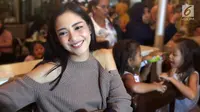 Foto Bareng Hi-5, Anak Ririn Dwi Ariyanti Kegirangan
