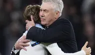 Pemain Real Madrid, Luka Modric berpelukan dengan pelatih Carlo Ancelotti setelah laga lanjutan Liga Spanyol 2023/2024 melawan Sevilla di Stadion Santiago Bernabeu, Madrid, Spanyol, Senin (26/02/2024) dini hari WIB. Los Blancos menang dengan skor 1-0. (AP Photo/Manu Fernandez)