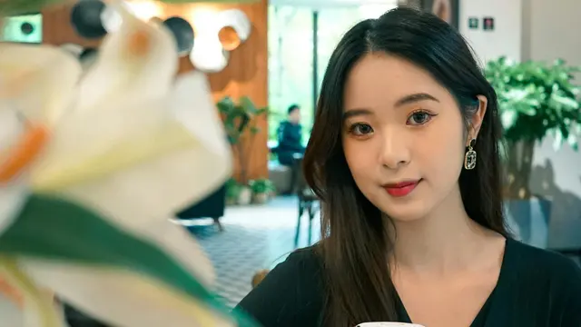 cantik tersenyum kalem baik