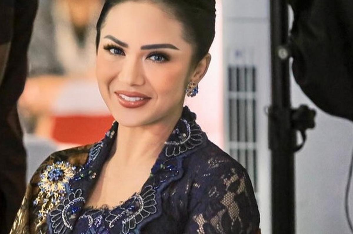 Dipuji Juara Cantiknya, Potret Kris Dayanti Berkebaya Biru Hadiri Pembukaan Pameran Foto di Museum Nasional Indonesia