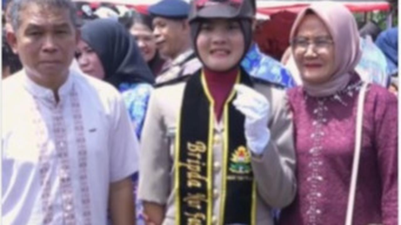 Sosok Bintara Penyandang Disabilitas Bersimpuh Haru di Kaki Sang Ibu