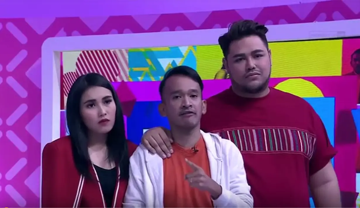 Ruben Onsu yang merupakan salah satu sahabat dekat Ayu, melalui acara Brownies, yang dibawakan bersama Ayu dan Ivan, meminta kru program acara yang menyudutkan sahabatnya tersebut menemui dirinya. (dok.youtube/trans tv official)