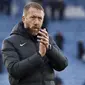 Pelatih kepala Chelsea, Graham Potter memberikan tepuk tangan setelah laga lanjutan Liga Inggris 2022/2023 melawan Leicester City di King Power Stadium, Leicester, Inggris, 11 Maret 2023. Potter didepak dari kursi kepelatihan The Blues lantaran rentetan hasil buruk yang didapatkan Chelsea dalam beberapa waktu terakhir. Menurut situs Transfermarkt, pria berkebangsaan Inggris tersebut hanya mampu meraih 12 kemenangan, 8 laga imbang, dan 11 sisanya kalah. (AP Photo/Rui Vieira)