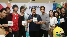 Ketua Umum Inasgoc, Erick Thohir (tengah) berfoto bersama para musisi pengisi album Asian Games 2018 di Stadion Akuatik, Jakarta, Jumat (13/7). Inasgoc meluncurkan album Asian Games 2018 berjudul Bright As The Sun. (Liputan6.com/Herman Zakharia)