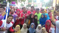 Wali Kota Bandung Ridwan Kamil atau Emil saat foto bareng Ketua TMP Maruarar Sirait serta warga saat acara Kirab Kebangsaan di Bogor. (Liputan6.com/Achmad Sudarno)