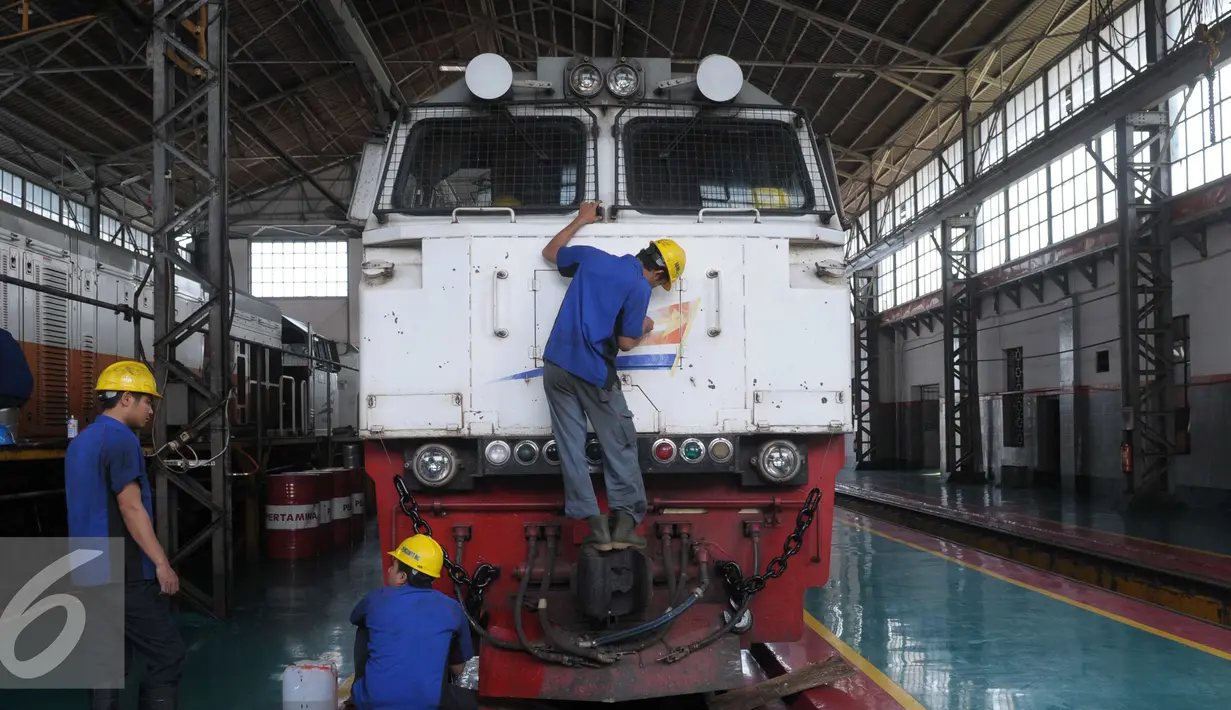 Mekanik melakukan perbaikan sebuah lokomotif di Dipo Lokomotif Jatinegara, Jakarta, Kamis (23/6). Perbaikan sejumlah lokomotif ini terus dilakukan sebagai bentuk persiapan menghadapi mudik Lebaran 2016. (Liputan6.com/Angga Yuniar) 