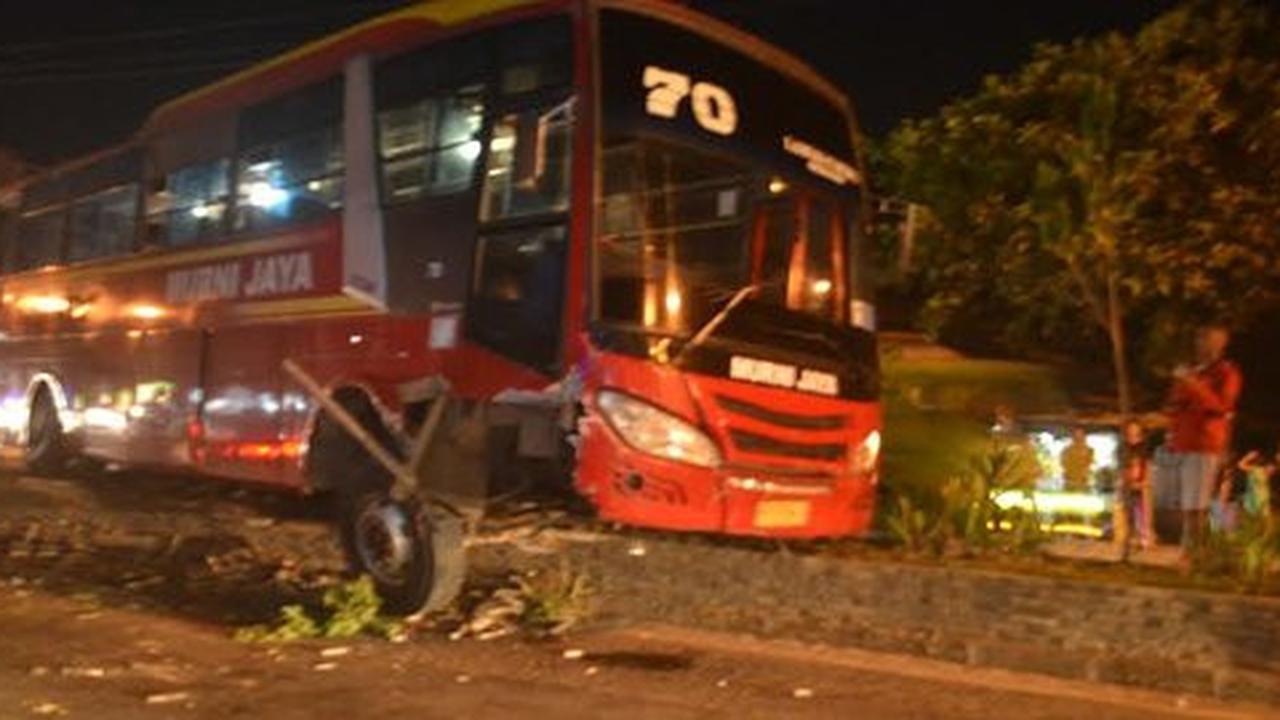 Sopir mabuk, bus angkut pemudik tabrak pembatas jalan di Serang