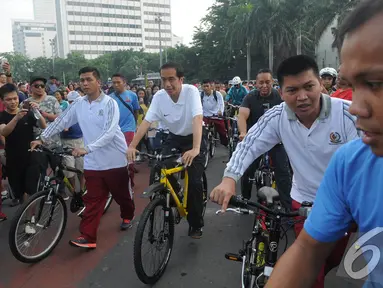 Presiden  Joko Widodo (Jokowi) bersepeda di kawasan Car Free Day, Jakarta, Minggu (23/11/2014) (Liputan6.com/Herman zakharia)