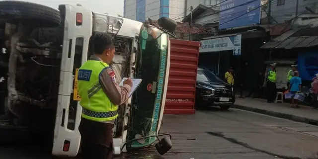 Truk Kontainer Terguling Tabrak Separator Busway di Tambora