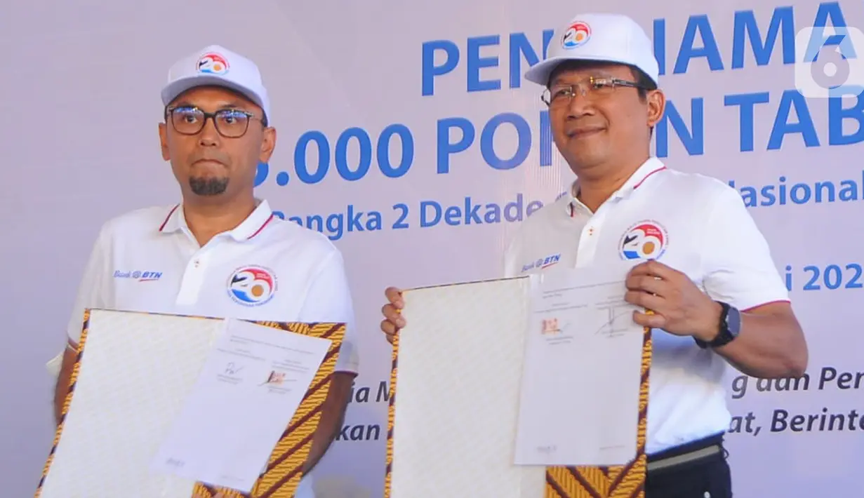Direktur Utama Bank BTN Haru Koesmahargyo (kanan) dan Ketua PPATK Ivan Yustiavandana (kiri) menunjukan MoU di Perumahan Bellpark II, Mataram, Lombok Barat, Jumat (3/05/2022). BTN mendukung dan mengimplementasi program-program PPATK dalam memerangi tindak pidana Pencucian Uang dan Pendanaan Terorisme atau program APUPPT dan memerangi cybercrime serta Green Financial Crime atau kejahatan keuangan melalui pengrusakan lingkungan. (Liputan6.com/HO/BTN)