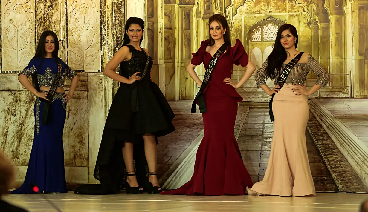 Viyan Amir (kedua kanan) bersama kontestan lainnya saat tampil dalam kontes kecantikan Miss Irak 2017 di Baghdad, Irak, (25/5). (AP Photo/Karim Kadim)