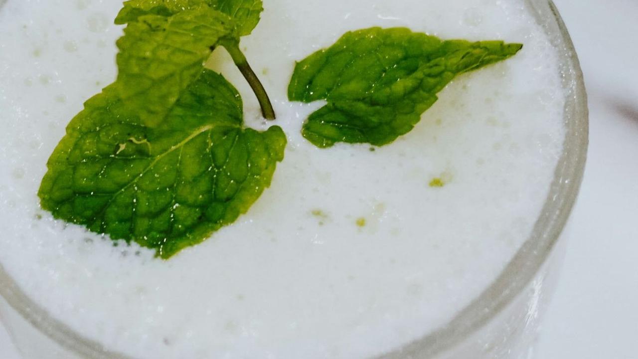 Yoghurt adalah salah satu bahan makanan yang populer akan manfaatnya dalam masalah kelancaran pencernaan. Dan di saat yang sama, saat ini yoghurt juga mulai dilirik manfaatnya untuk membantu menunjang kesehatan kulit dan kecantikan wajah.