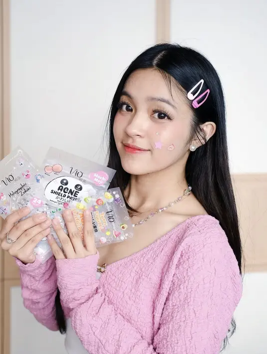 Tampil manis dengan gaya rambut berhias jepit, Pesona Elsa Japasal semakin memikat.