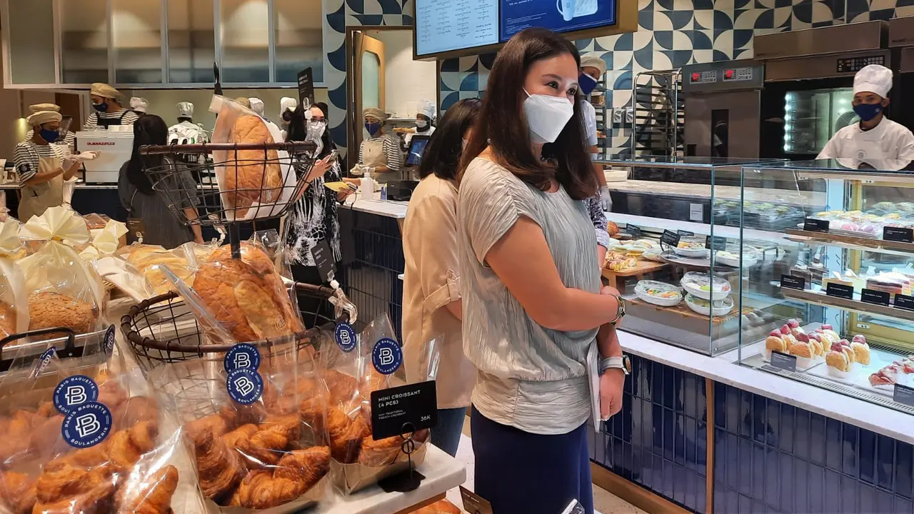 CEO of Erajaya Food and Nourishment Gabriella Halim saat memperkenalkan beragam menu di Paris Baguette