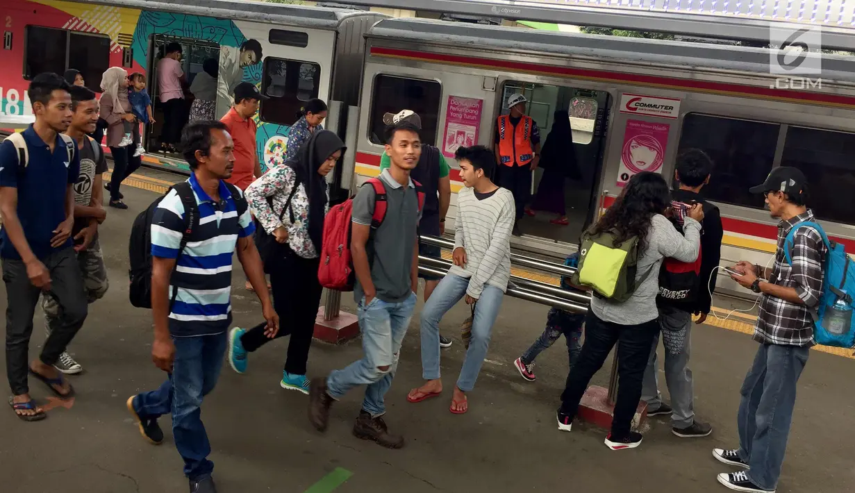 Sejumlah penumpang usai menaiki KRL Commuter Line di Jakarta, Sabtu (27/1). PT Kereta Commuter Indonesia, operator KRL Commuter Line menargetkan mengangkut 320,03 juta penumpang atau naik 9,5 persen. (Liputan6.com/Immanuel Antonius)
