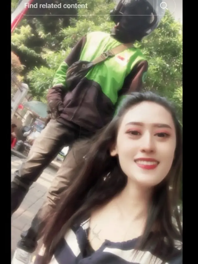 Viral Wanita Ngamen Sambil Gendong Anak Disebut Cantik Bak Model, Sempat Dikira Menyamar dan Lagi Meneliti Masalah Sosial.  foto: TikTok @fryl_____blfst
