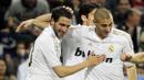 Pemain Real Madrid, Karim Benzema (kanan) merayakan gol bersama rekannya, Gonzalo Higuain (L) pada laga lanjutan Liga Spanyol 2011/2012 melawan Real Sociedad di Stadion Santiago Bernabeu, Madrid, 24 Maret 2012. (AFP/Dominique Faget)