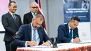 (ki-ka) CEO Britishvolt Orral Nadjari dan Ketua Dewan Pertimbangan KADIN Indonesia / Presdir PT Bakrie & Brothers Anindya Bakrie menandatangani naskah kerjasama (MoU) untuk mempercepat transisi net zero (Net Zero Hub) di Indonesia, Inggris, Rabu (23/3/2022). (Liputan6.com/HO/KADIN)