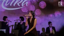 Penyanyi Alika tampil menghibur penggemar saat menggelar mini showcase dan peluncuran album di Jakarta, Selasa (20/3). Album tersebut bertemakan 'Perfect Moment'. (Liputan6.com/Faizal Fanani)