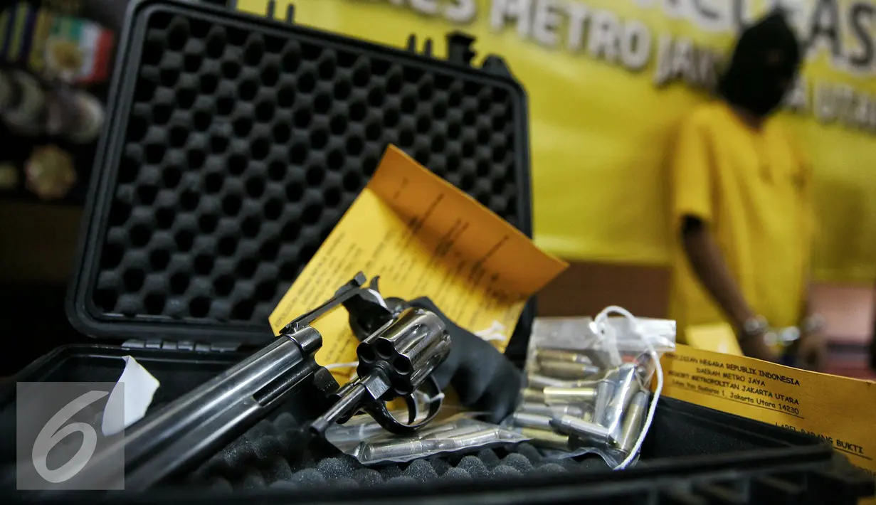 Senjata api Revolver made in USA digelar saat rilis di Polres Jakarta Utara, Senin (25/1). Dalam penggrebekan petugas berhasil menyita 20,74 Gram Sabu, sejumlah senjata api berikut  amunisi dan sebuah granat nanas aktif. (Liputan6.com/Faizal Fanani)