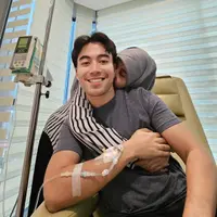 Vidi Aldiano dirawat intensif di salah satu rumah sakit akibat sel-sel kanker menyebar ke sejumlah titik. Salah satu foto memperlihatkannya dipeluk ibunda. (Foto: Dok. Instagram @vidialdiano)