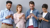 Kebiasaan Scroll HP di Sela Pekerjaan Menurut Psikologi, Benarkah Bisa Bikin Lebih Santai?
