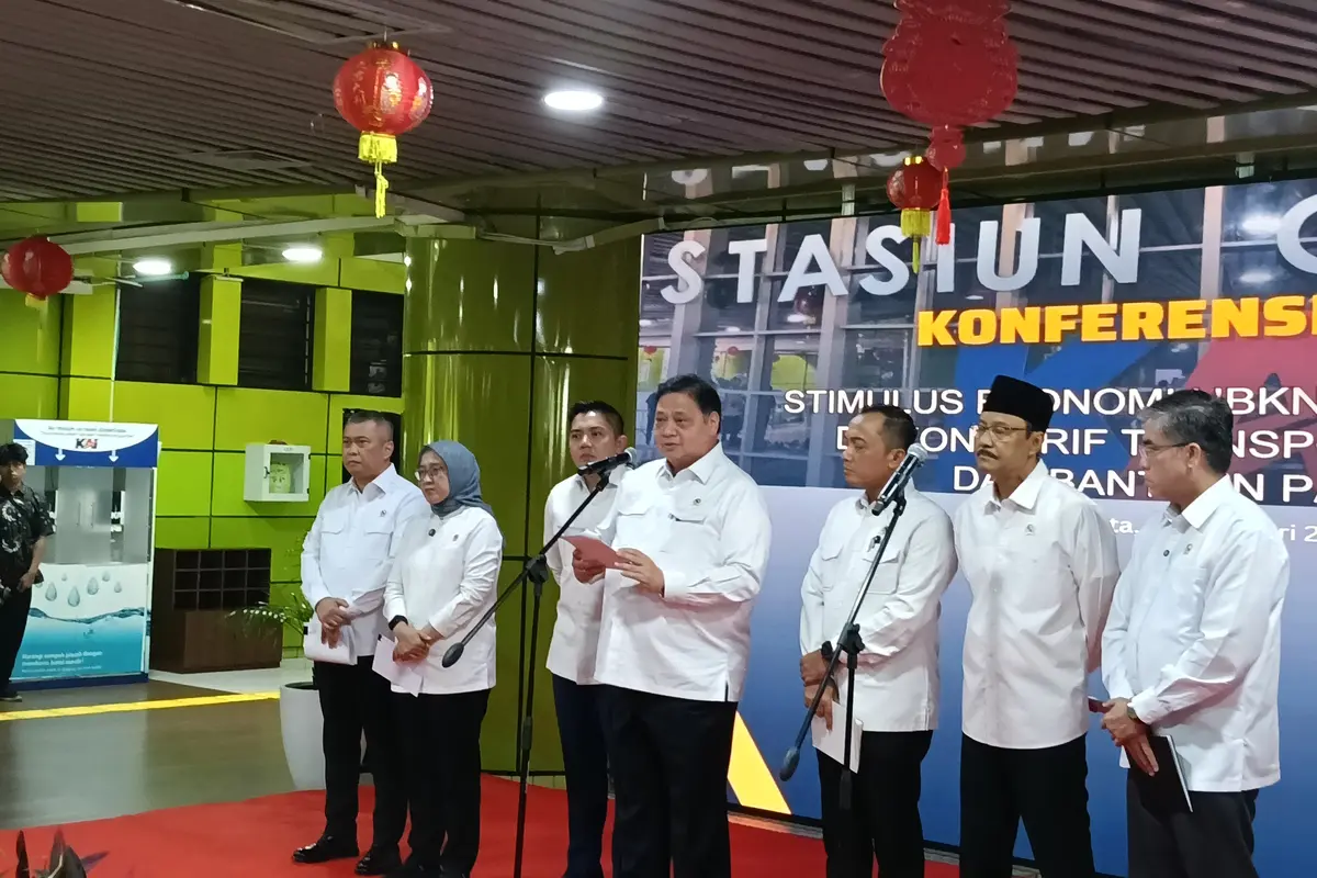 Menteri Koordinator Bidang Perekonomian Airlangga Hartarto dalam konferensi pers di Stasiun Gambir, Jakarta, Selasa (10/2/2026).