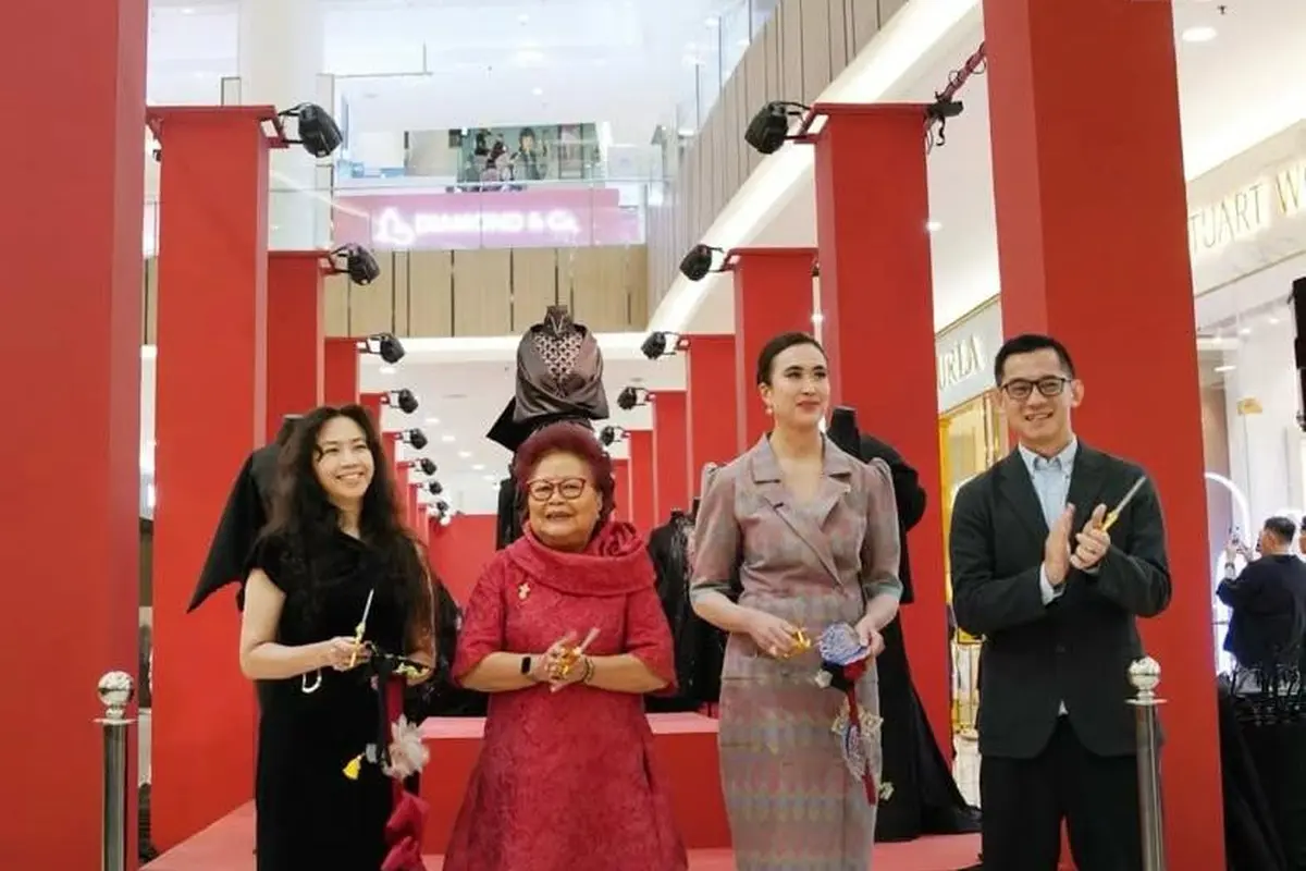 Menpar Widi Wardhana Resmikan Pameran Gaya Archive, Koleksi Serba Hitam Desainer Indonesia Jadi Sorotan
