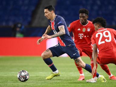 Penyerang Paris Saint-Germain (PSG), Angel Di Maria, berusaha melewati pemain Bayern Munchen pada laga Liga Champions di Stadion  Parc des Princes, Rabu (14/4/2021). PSG takluk dengan skor 0-1. (AFP/Frank Fife)