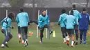 Gelandang Chelsea Eden Hazard (tengah) melakukan pemanasan saat latihan jelang mengahadapi Barcelona pada babak 16 besar Liga Champions di fasilitas latihan Chelsea Cobham di Stoke D'Abernon, sebelah barat daya London (19/2). (AFP Photo/Adrian Dennis)