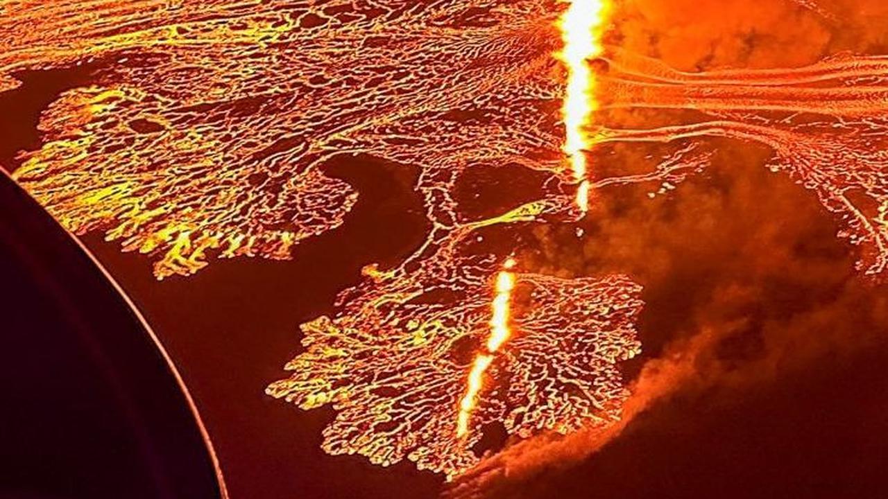 Dari pantauan udara itu terlihat aliran lava yang membara dan bercahaya menerangi daratan. Foto: HANDOUT / Icelandic Coast Guard / AFP <br>