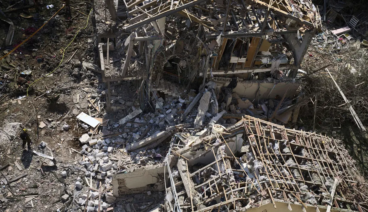 Sirene peringatan langsung berbunyi di sejumlah kota besar seperti Tel Aviv, Haifa, Nes Ziona, dan Rishon Lezion, disusul ledakan yang mengguncang wilayah pusat dan utara Israel. (AP/Oded Balilty)