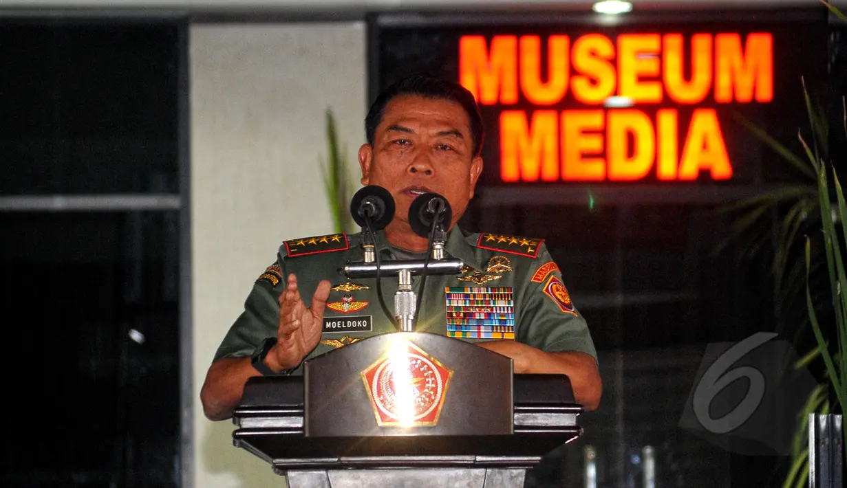 Panglima TNI meresmikan pembukaan Museum Media Penerangan TNI di Mabes TNI Cilangkap, Jakarta, Selasa (5/5/2015). Pembangunan museum tersebut dibuka untuk umum. (Liputan6.com/Yoppy Renato)