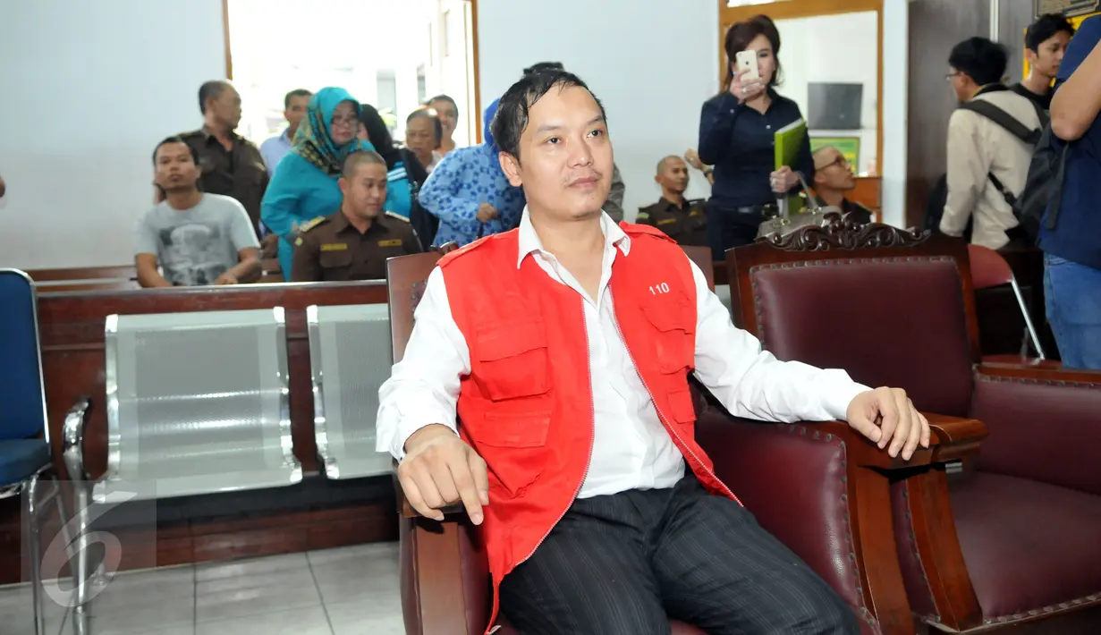 Perancang busana kondang, Hengki Kawilarang menjalani sidang perdana dengan agenda pembacaan dakwaan di PN Jakarta Selatan, Senin (22/6/2015). Hengki diduga telah menggelapkan uang sebesar Rp 1,6 miliar milik Jeng Ana. (Liputan6.com/Panji Diksana)