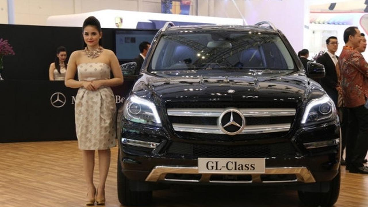 Model seksi nan ayu ini bikin aura GIIAS 2015 jadi panas