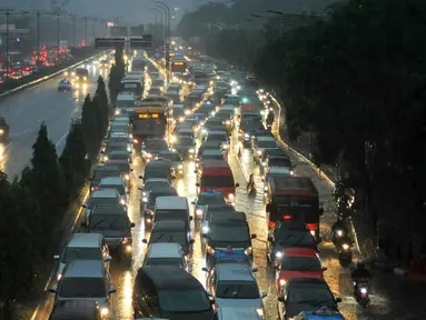 Sejumlah Kendaraan terjebak macet dikawasan Duren tiga Jakarta Selatan, Jakarta, Senin (23/5). Hujan lebat yang mengguyur ibu kota membuat lalulintas di beberapa titik ruas jalan menjadi macet dan semrawut. (Liputan6.com/Yoppy Renato)