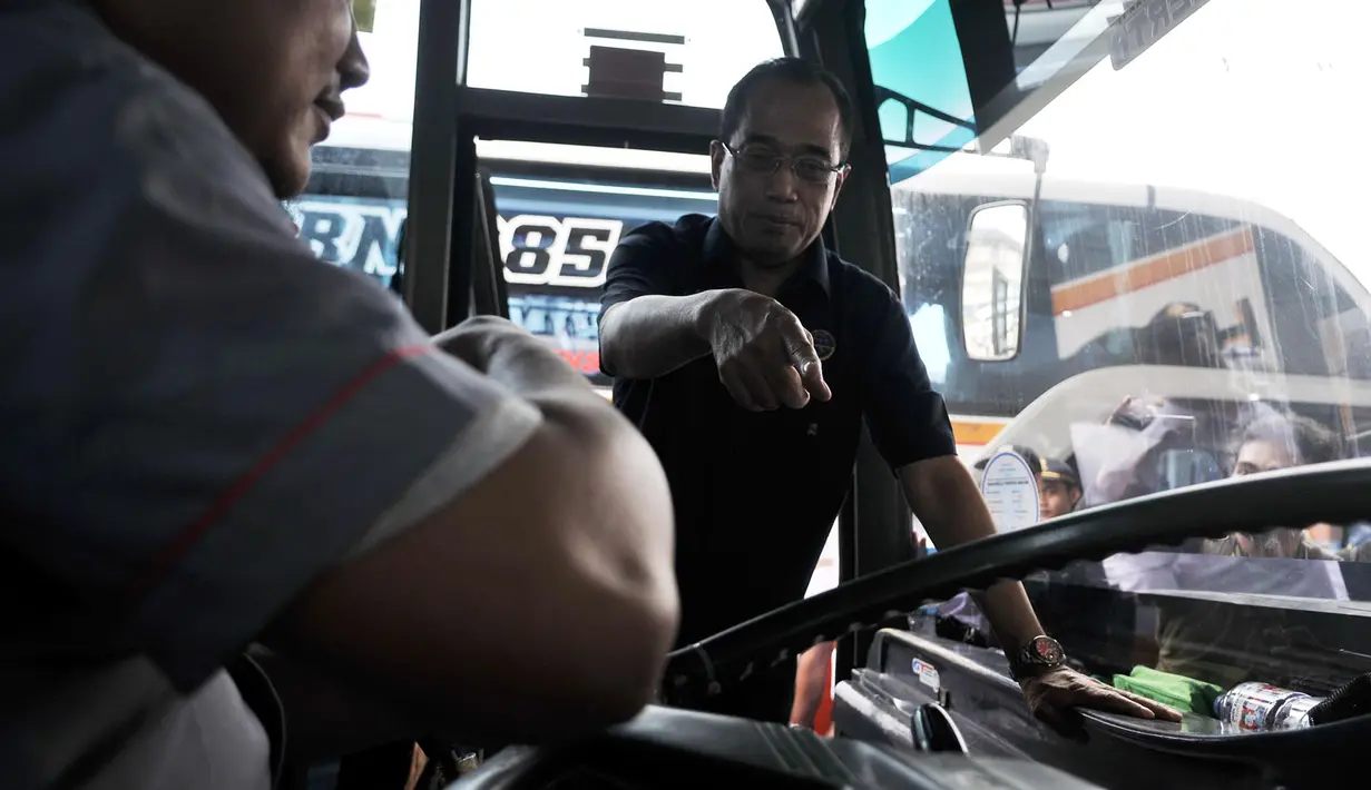Menhub Budi Karya Sumadi berinteraksi dengan sopir bus saat meninjau kesiapan pelayanan arus mudik di Terminal Pulo Gebang, Jakarta, Minggu (3/6). Pemeriksaan meliputi pelayanan tiket hingga kelaikan bus. (Merdeka.com/Iqbal Nugroho)