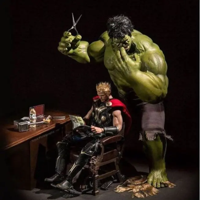 Hulk dan Thor dalam foto action figure superhero Marvel karya fotografer Edy Hardjo. (@hrjoe_photography)