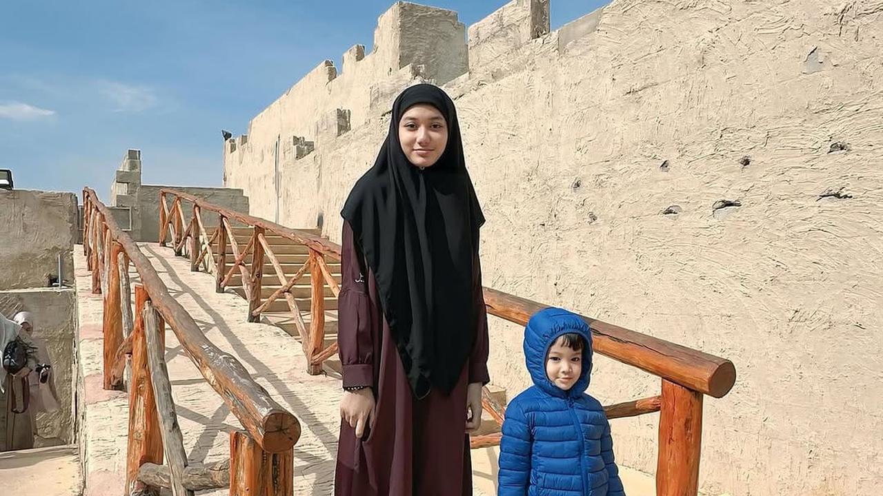 Potret Lyra Virna Umroh Ditemani Anak-anak yang Kian Dewasa
