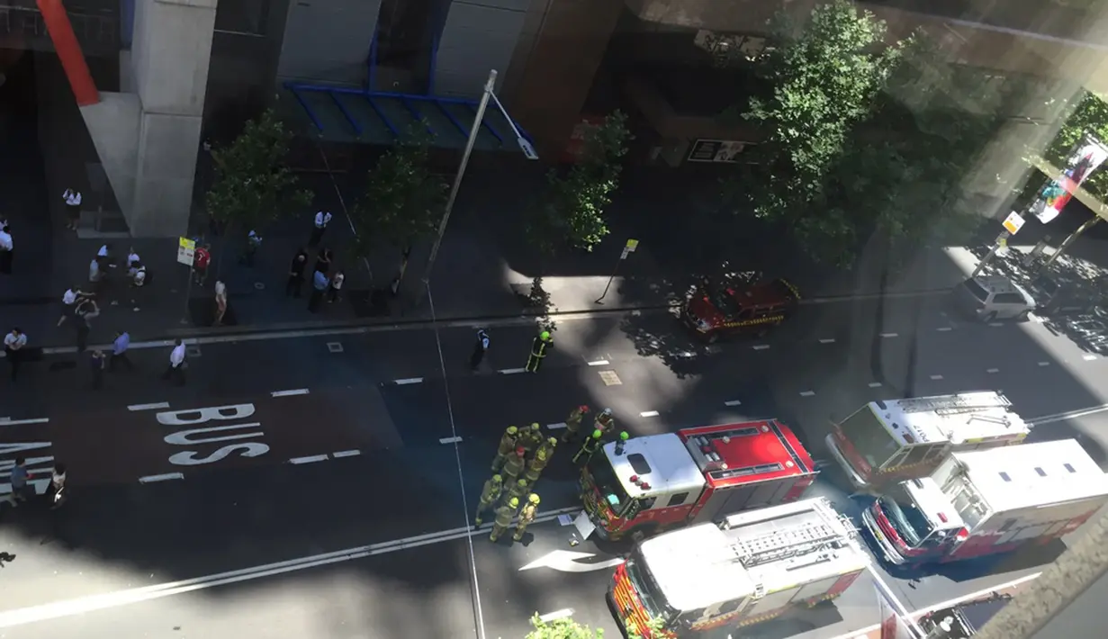 Sejumlah petugas terlihat berjaga-jaga di sekitar lokasi penyanderaan di The Lindt Chocolate Cafe, Sydney, Senin (15/12/2014). (Istimewa)