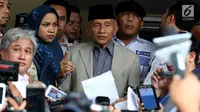 Politikus senior PAN, Amien Rais memberikan pernyataan sebelum memasuki ruang pemeriksaan di Polda Metro Jaya, Jakarta, Rabu (10/10). Ini merupakan pemanggilan kedua Amien Rais dalam kasus hoaks Ratna Sarumpaet. (Liputan6.com/Johan Tallo)