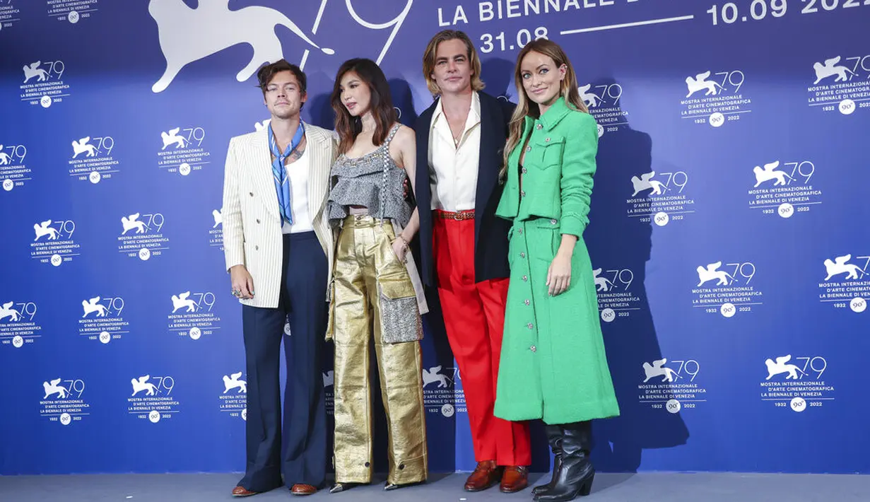 Photo Call Don't Worry Darling di Festival Film Venesia 2022. (Foto:  Joel C Ryan/Invision/AP)