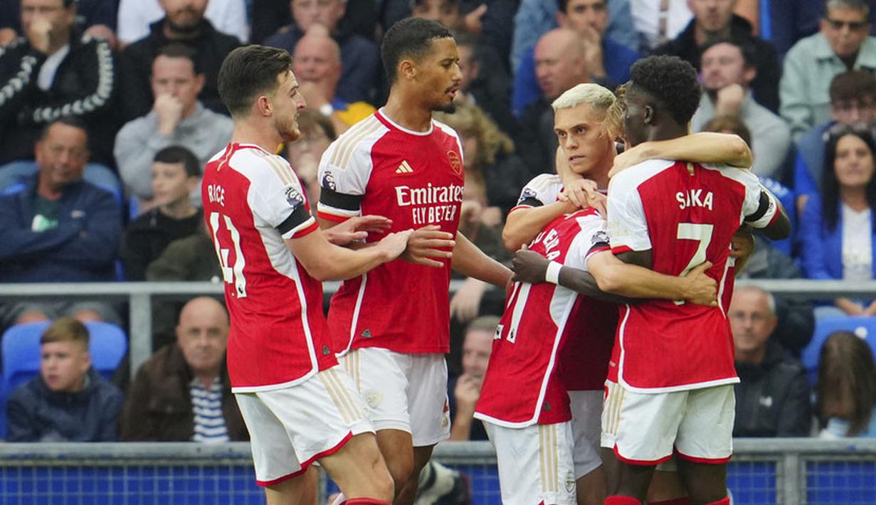 Pemain Arsenal merayakan gol yang dicetak oleh Leandro Trossard ke gawang Everton pada laga Liga Inggris di Stadion Goodison Park, Minggu (17/09/2023). Gol kemenangan Arsenal baru tercipta di pertengahan babak kedua lewat aksi pemain pengganti, Leandro Trossard. (AP Photo/Jon Super)