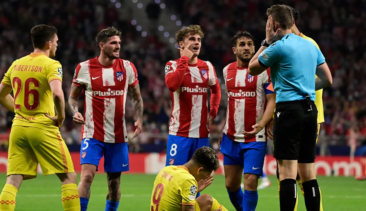 Antoine Griezmann. Striker Atletico Madrid ini mendapat kartu merah langsung akibat pelanggaran keras terhadap Roberto Firmino di menit ke-52 saat menjamu Liverpool di matchday ke-4 Grup B Liga Champions 2021/2022, 19 Oktober 2021. Skor akhir Atletico Madrid kalah 2-3. (AFP/Javier Soriano)