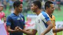 Kapten baru Arema FC, Dendi Santoso, bersalaman dengan pemain PSIS sebelum laga uji coba di Stadion Gajayana, Malang, Kamis (4/1/2018). Arema FC menang 5-3 atas PSIS. (Bola.com/Iwan Setiawan)
