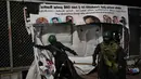 Militer Sri Lanka mencopot spanduk anti-pemerintah dari lokasi kamp protes di luar Sekretariat Presiden di Kolombo, Sri Lanka, Jumat (22/7/2022). Aktivis telah mengumumkan berencana mengosongkan daerah itu pada Jumat (22/7) sore, setelah kabinet dilantik oleh Presiden baru Ranil Wickremesinghe. (AP Photo/Rafiq Maqbool)